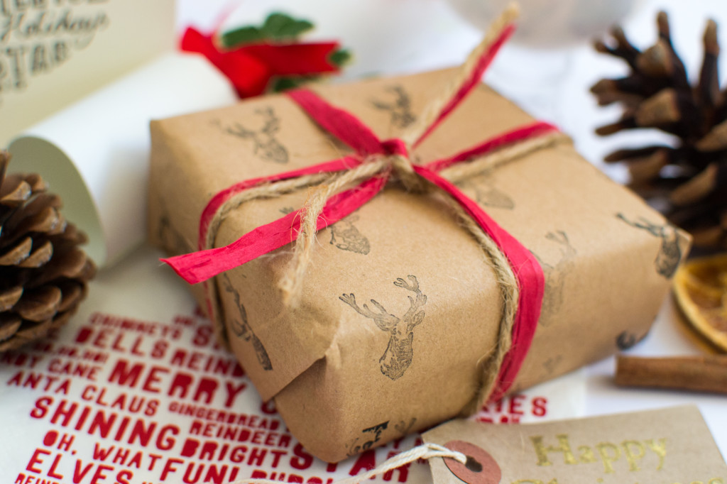 eco-friendly wrapping paper ideas, decorate recycled brown wrapping paper