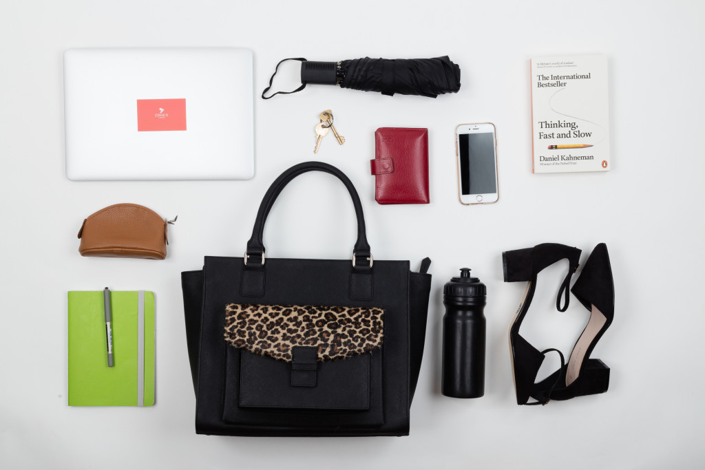 Flatlay organised Onnix Bags (Studio-089)