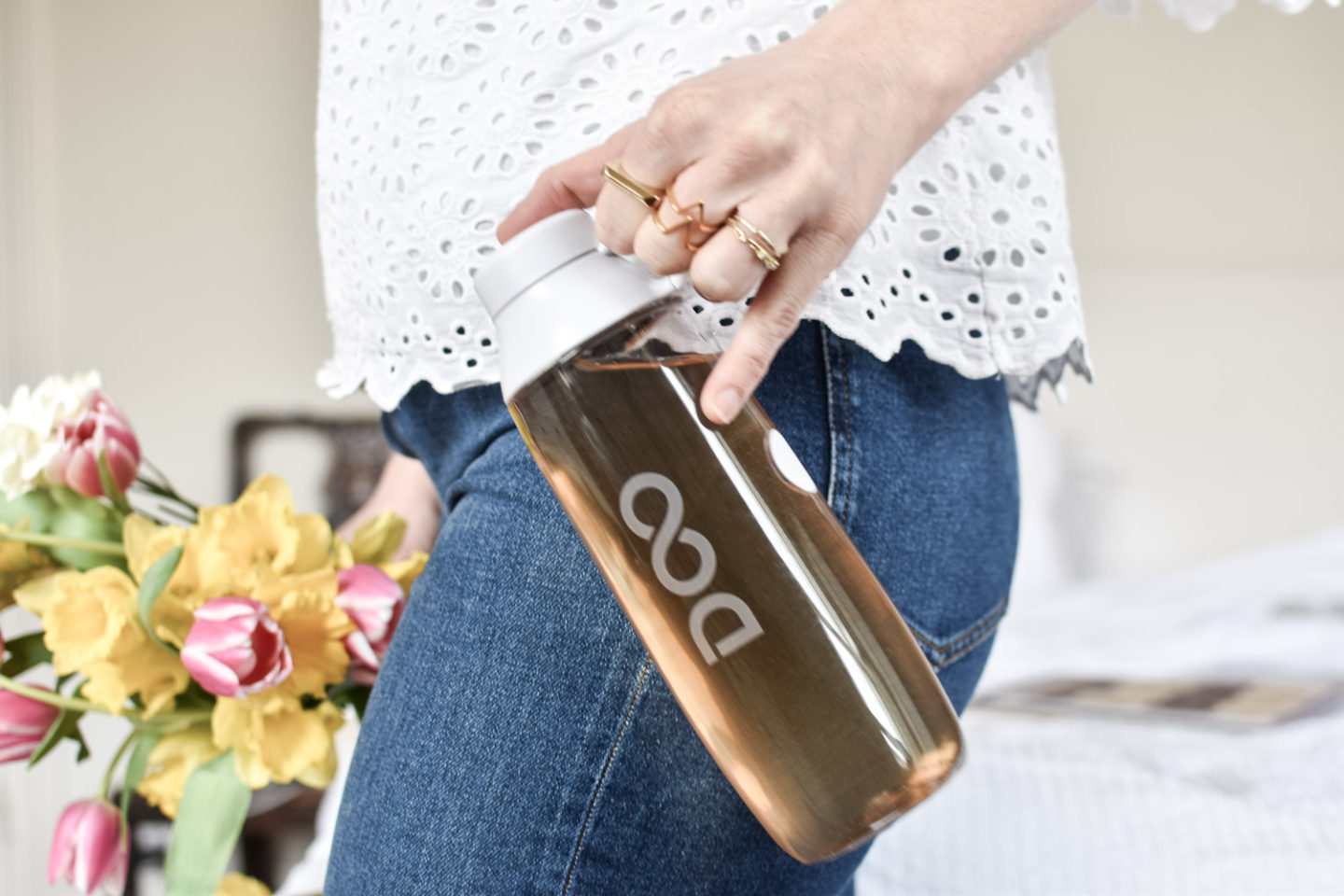 Lifestyle blogger Karen Maurice of n4mummy carrying Drinkfinity reusable water bottle 