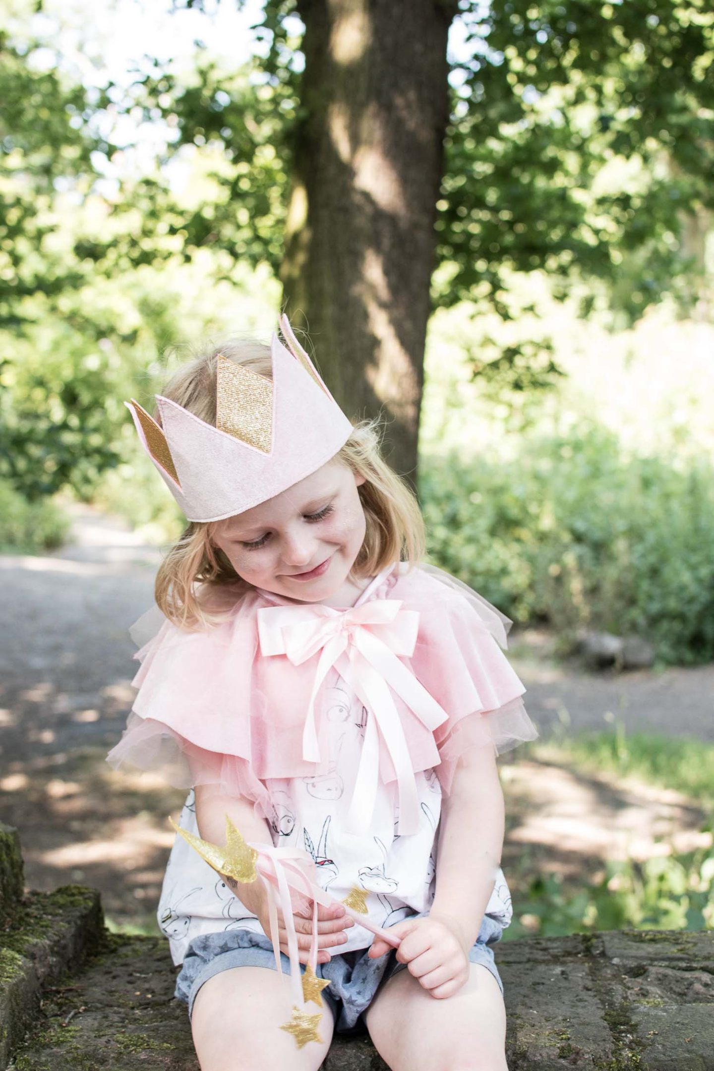 Beautiful dressing up clothes, Daisy daughter of n4mummy wears a velvet crown, cape and wand from Billy Loves Audrey