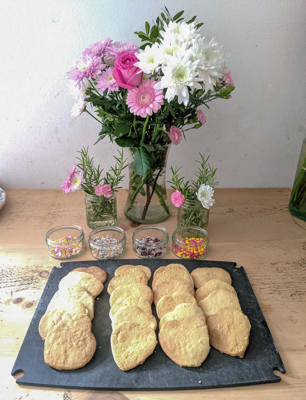 Zero Waste party bag idea, kids decorating their own shortbread