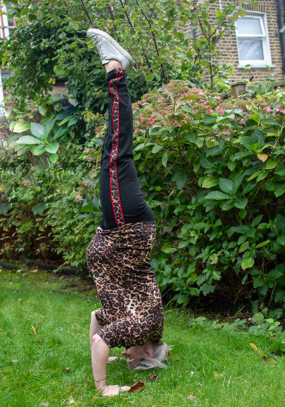 Karen Maurice of n4mummy doing a head stand wearing Asquith's eco-friendly activewear
