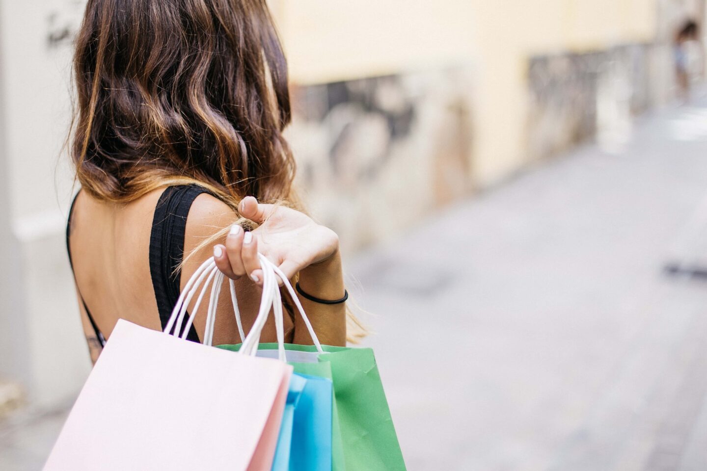 Girl holding shopping bags, how to start shopping ethically.